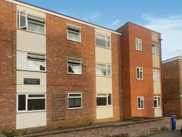 1 Bedroom Flat To Rent In South Street, Banbury, Oxfordshire, OX16