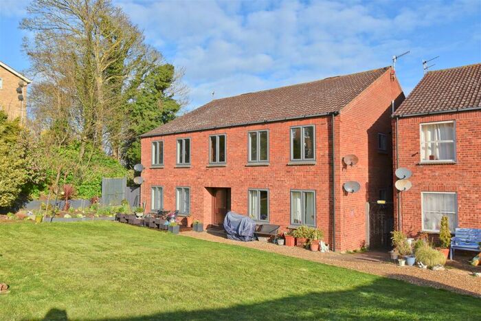 2 Bedroom Apartment To Rent In Court Drive, Cromer, NR27