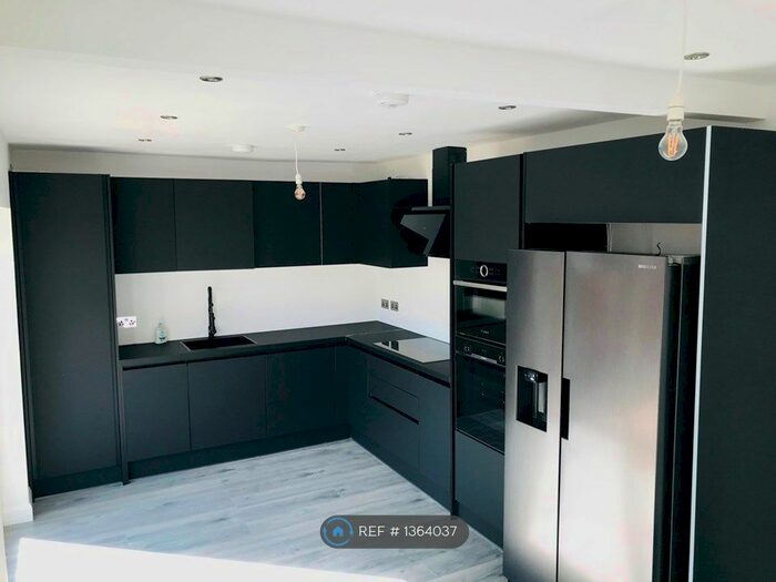 3 Bedroom Semi-Detached House To Rent In London- Orpington, London- Orpington, BR5