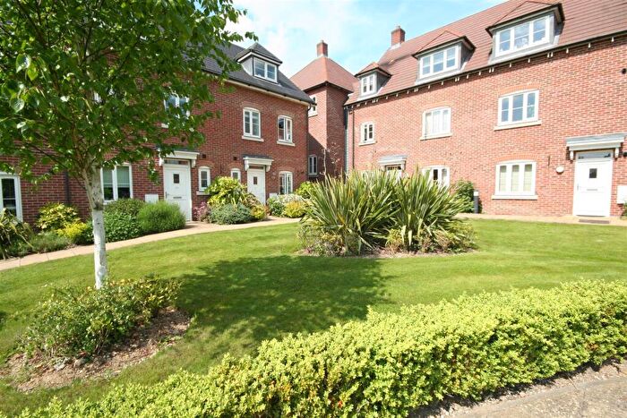2 Bedroom Flat For Sale In Avian Avenue, Frogmore, AL2