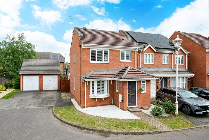 3 Bedroom Detached House For Sale In Lark Vale, Watermead, Aylesbury, Buckinghamshire, HP19