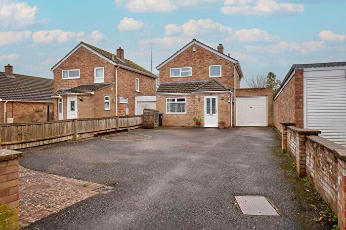 3 Bedroom Link Detached House For Sale In Wenrisc Drive, Minster Lovell, OX29
