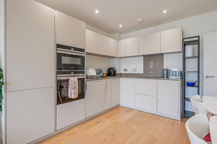 2 Bedroom Flat For Sale In Willow House, Canary Wharf, London, E14