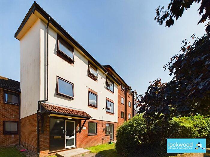 1 Bedroom Flat To Rent In Gresham Road, Staines, TW18