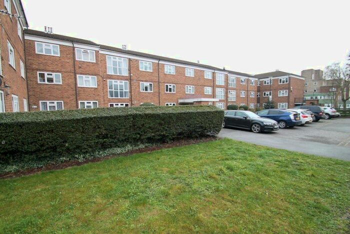 2 Bedroom Flat To Rent In Sansom Road, Leytonstone, E11