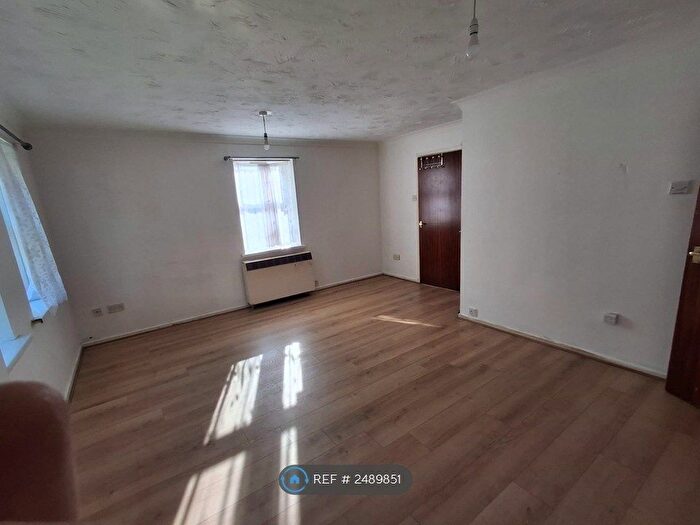 2 Bedroom Flat To Rent In Cross Road, Chadwell Heath, Romford, RM6