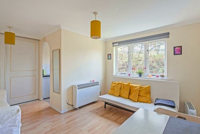 Flat To Rent In Myers Lane, London, SE14