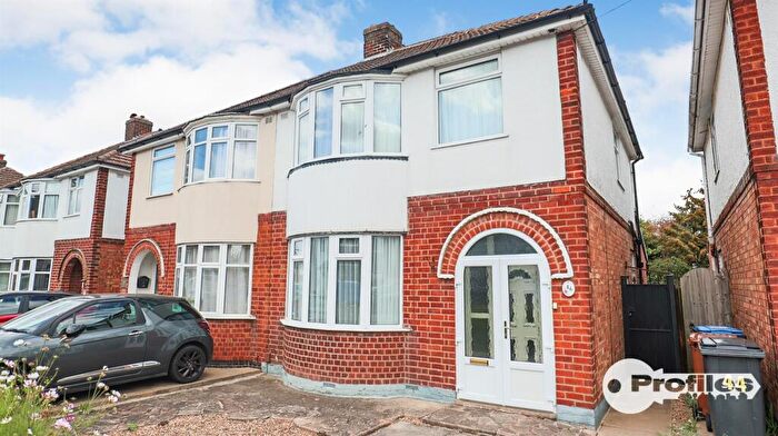 3 Bedroom Semi-Detached House For Sale In Barrie Road, Hinckley, LE10