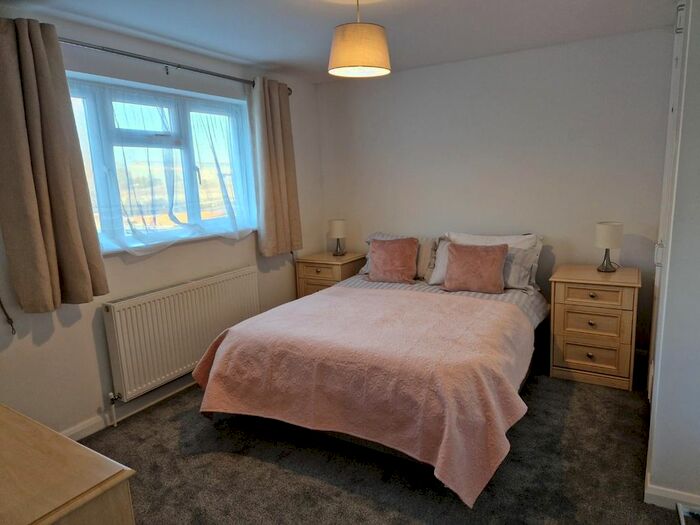 2 Bedroom Flat To Rent In Hawthorn Way, Shepperton, TW17
