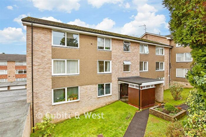 2 Bedroom Apartment For Sale In Christchurch Park, Sutton, Surrey, SM2