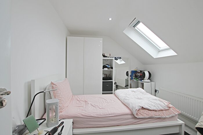 3 Bedroom Flat To Rent In Grand Drive, London, SW20