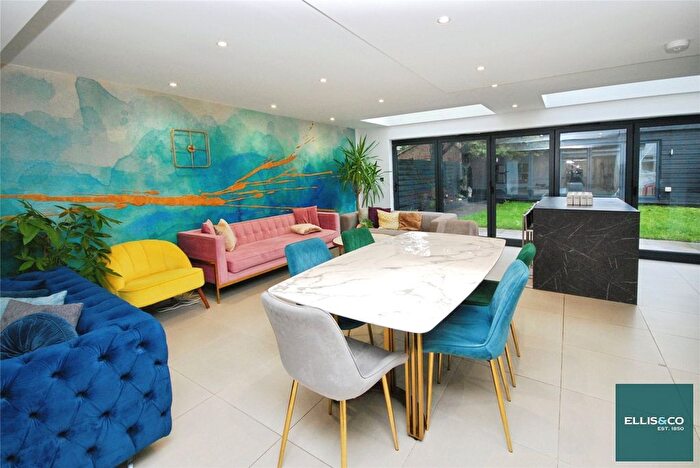 3 Bedroom Flat To Rent In The Vale, Golders Green, NW11