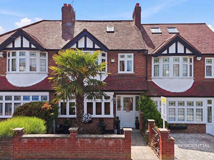 4 Bedroom Terraced House For Sale In Turpins Lane, Woodford Green, IG8