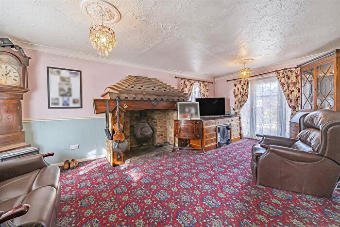 2 Bedroom Detached Bungalow For Sale In Cranford Park Drive, Yateley, Hampshire, GU46
