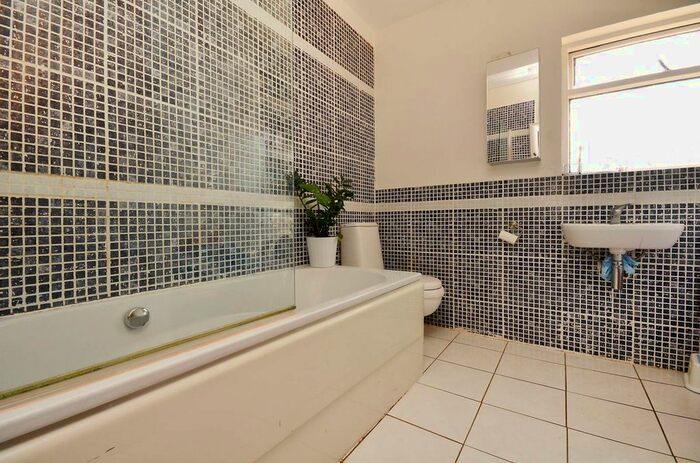 2 Bedroom Flat To Rent In Drayton Gardens, West Ealing, London, W13