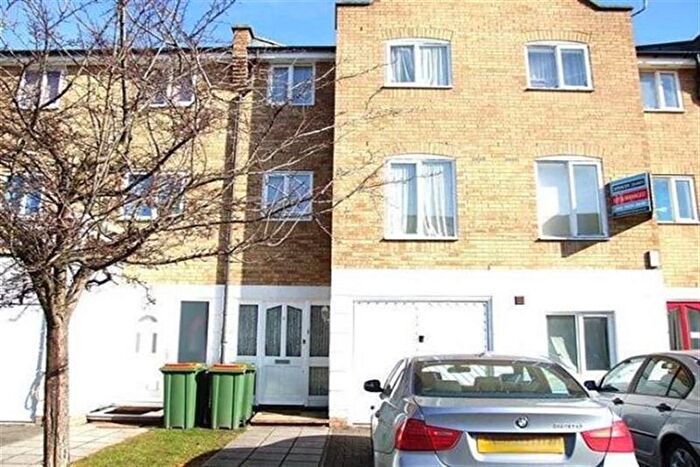 3 Bedroom Property To Rent In Grimsby Grove, London, E16