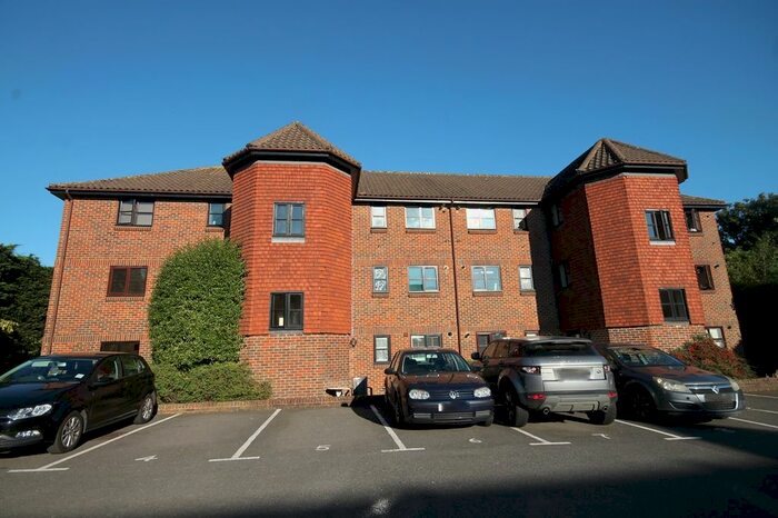 2 Bedroom Flat To Rent In Maple Leaf Close, Biggin Hill, Westerham, TN16