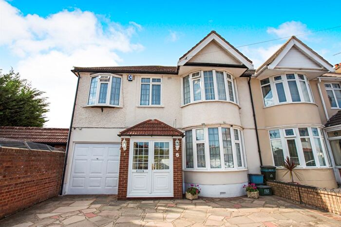 4 Bedroom End Terrace House For Sale In Meadway, Ilford, IG3