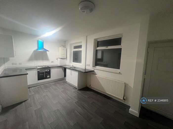 3 Bedroom End Of Terrace House To Rent In Chesterton Road, Oldham, OL1