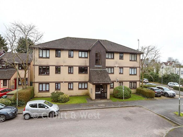 2 Bedroom Flat For Sale In Canons Close, Reigate, Surrey, RH2