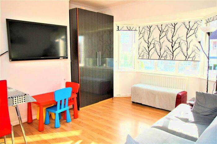 2 Bedroom Flat To Rent In Manor Court, York Way, Whetstone, N20