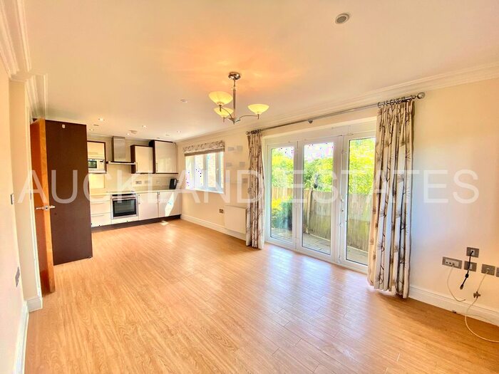 2 Bedroom Flat To Rent In Bluebridge Road, Brookmans Park, AL9