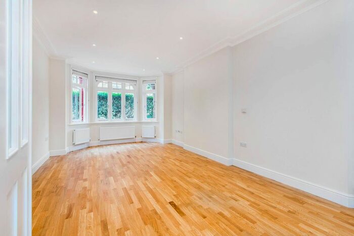 2 Bedroom Flat To Rent In Hamlet Gardens, Ravenscourt Park, London, W6