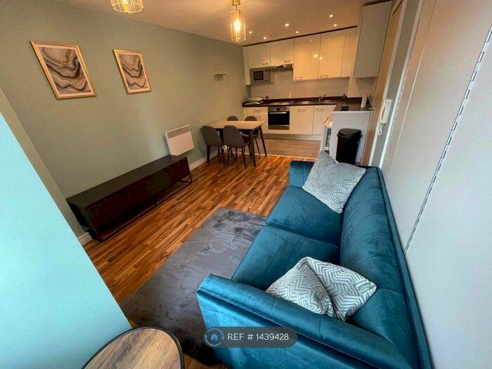 2 Bedroom Flat To Rent In The Quadrangle, Manchester, M1