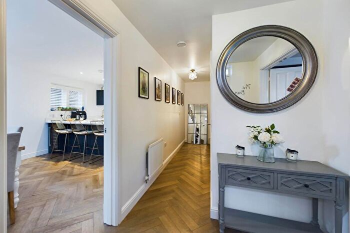 5 Bedroom Detached House For Sale In Linnet Road, Aspen Park, HP3