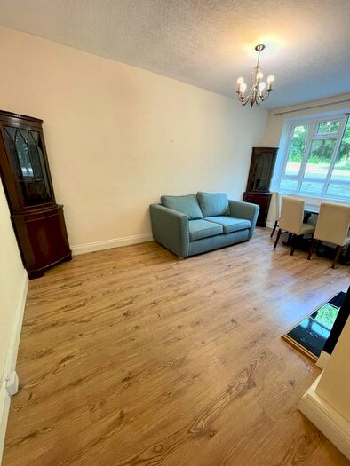 3 Bedroom Flat To Rent In Lyndale, London, NW2