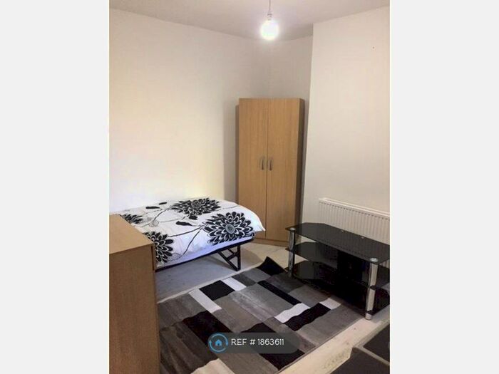 Studio To Rent In Eade Road, London, N4