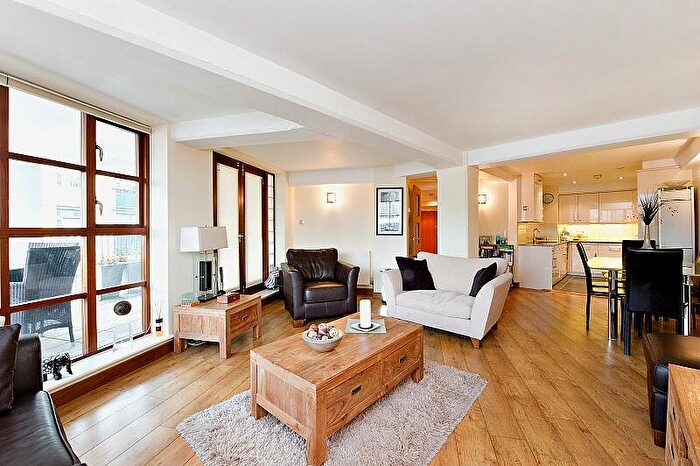 2 Bedroom Flat To Rent In Capstan Court, Wapping Wall, London, E1W