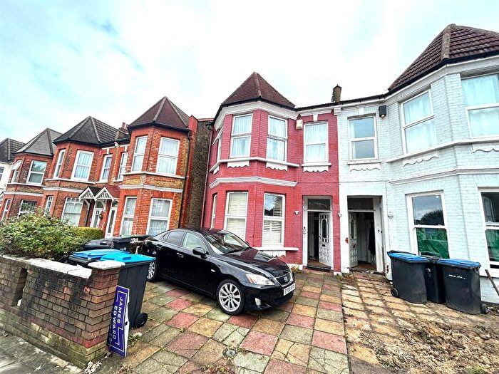 Studio To Rent In Brownlow Road, London, N11