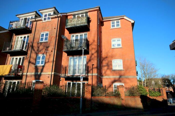 2 Bedroom Flat To Rent In Imperial Court, Newbury, RG14