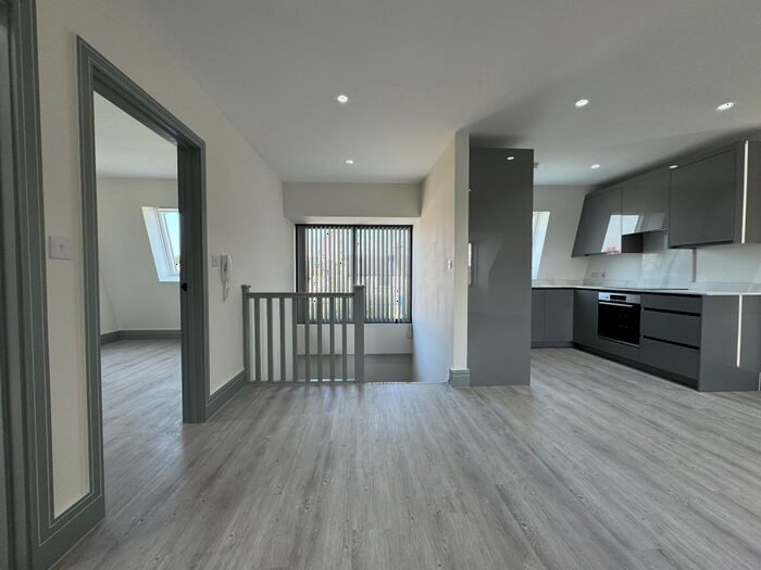 1 Bedroom Flat To Rent In Elmhurst Avenue, Mitcham, CR4