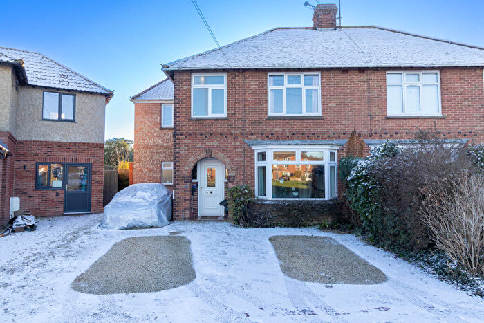 4 Bedroom Semi Detached House For Sale In Eastleigh Close, Devizes, SN10