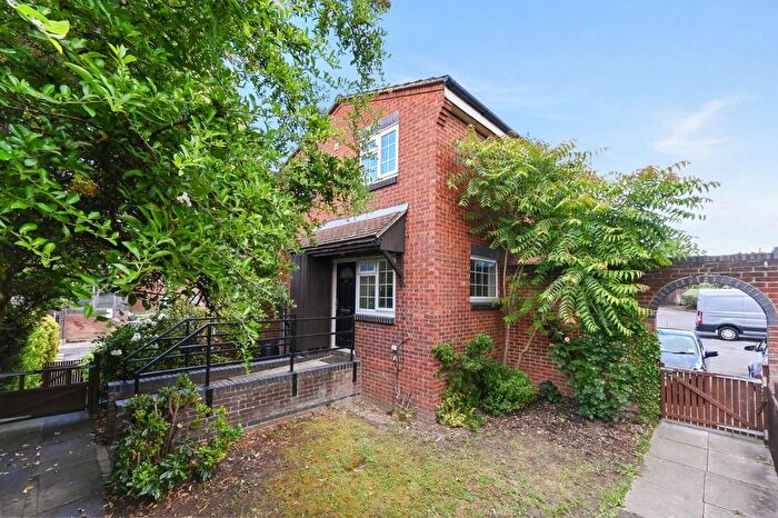 1 Bedroom Property For Sale In Cromwell Close, Acton, W3