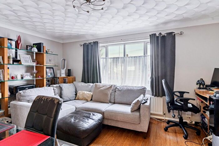 2 Bedroom Flat For Sale In Old Hale Way, Hitchin, SG5