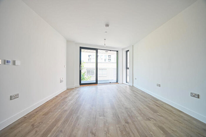 3 Bedroom Flat To Rent In Monier Road, Hackney Wick, E3