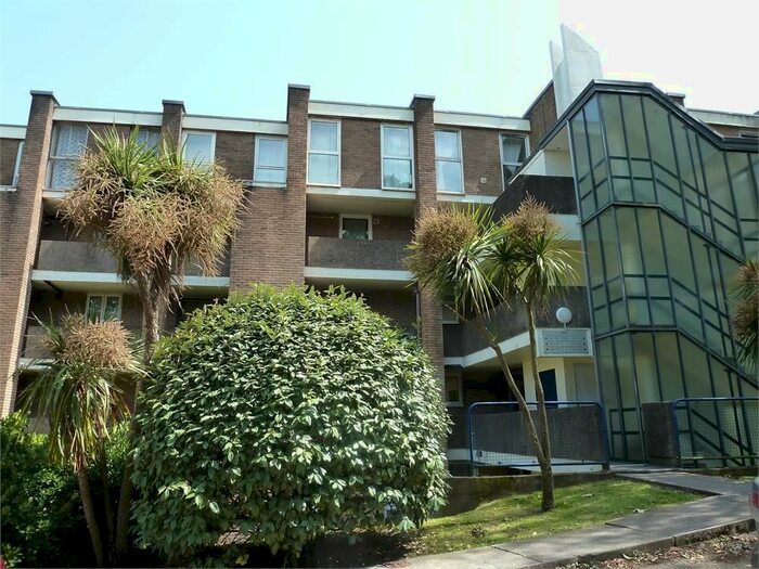 2 Bedroom Flat To Rent In Gwent, Northcliffe, Penarth, CF64