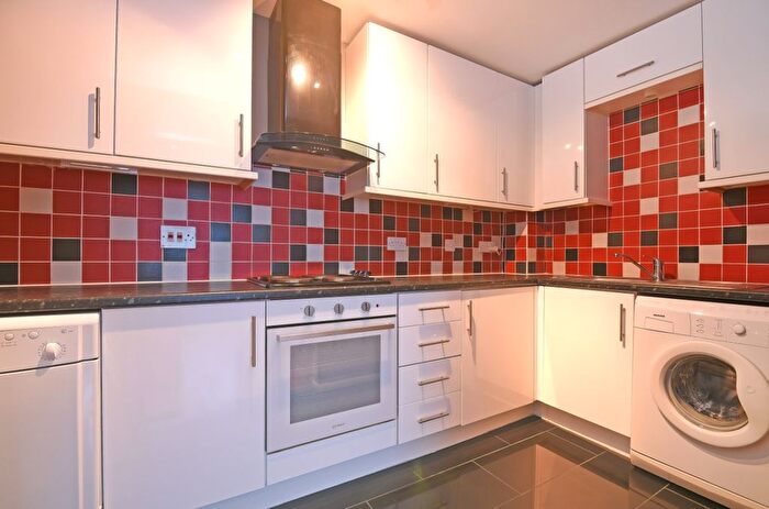 2 Bedroom Flat To Rent In Chaucer Drive, Bermondsey, London, SE1