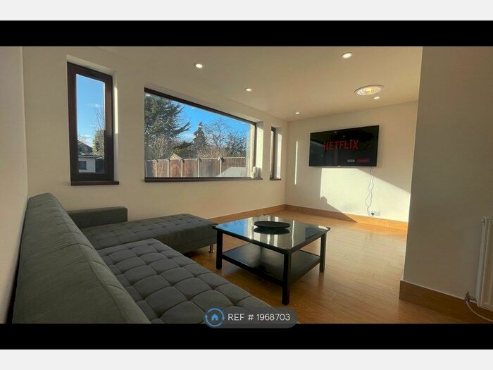 5 Bedroom Semi-Detached House To Rent In Richmond Hill, Luton, LU2