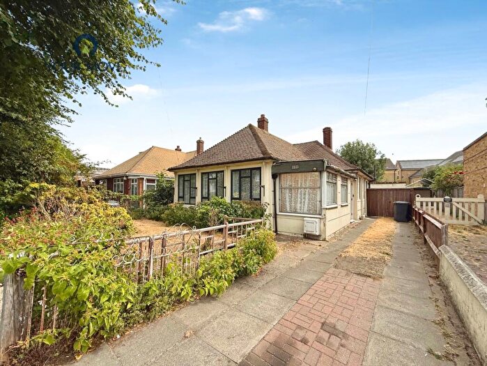 2 Bedroom Bungalow For Sale In Invicta Road, Dartford, Kent, DA2