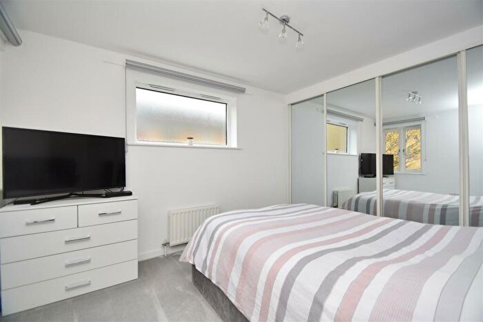 2 Bedroom Apartment To Rent In Holden Road, Woodside Park, N12