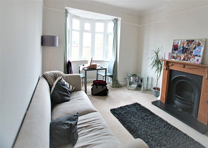 2 Bedroom Flat To Rent In Ravenslea Road, London, SW12