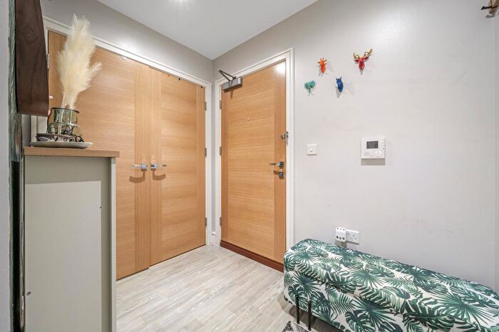 1 Bedroom Flat For Sale In High Wycombe, Town Centre, Buckinghamshire, HP11