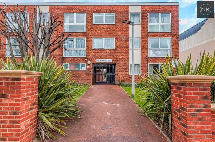 2 Bedroom Flat To Rent In Highland Court, E18