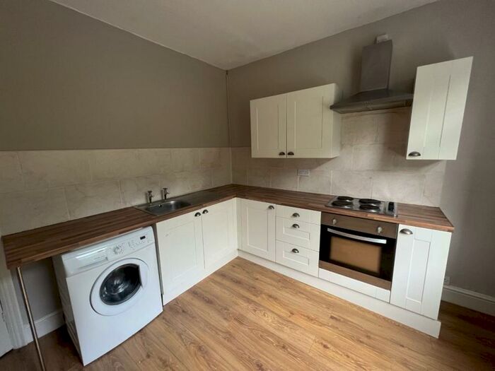2 Bedroom Flat To Rent In Hamlyn Avenue, Hull, HU4