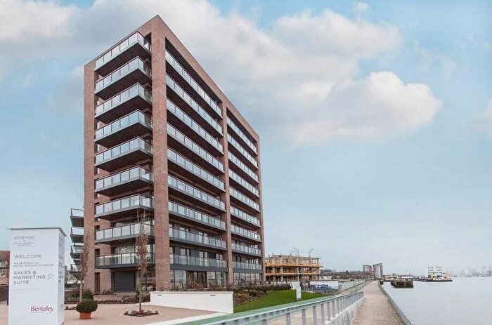 3 Bedroom Flat To Rent In Duke Of Wellington Avenue, Woolwich, SE18