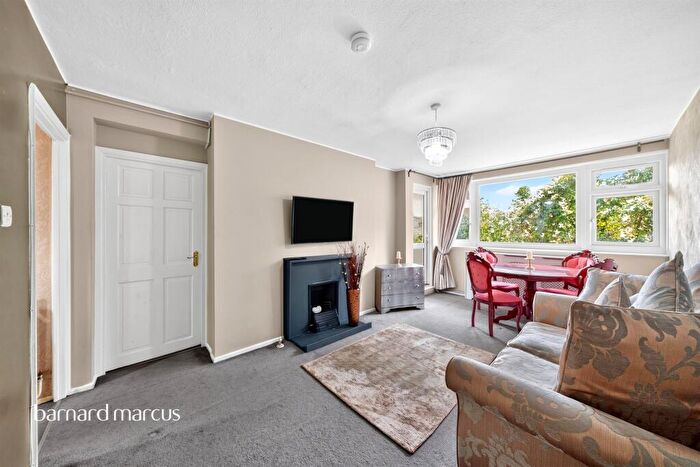 1 Bedroom Flat For Sale In Alberta Estate, London, SE17